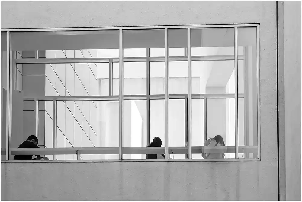 Photo de rue musée Barcelone Jeune femme et fenêtre - Barcelone