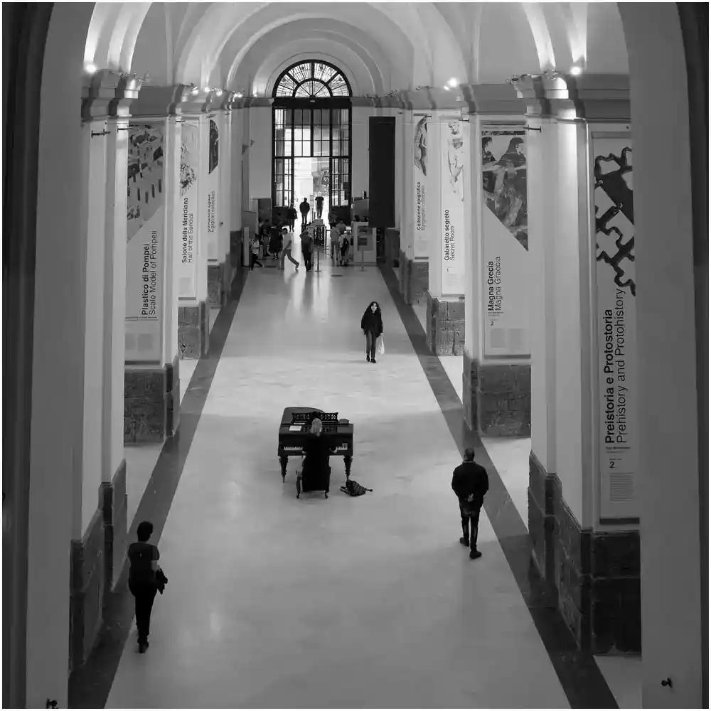 Photo de rue dans les musées Naples pianiste Pianiste au Musée Bellini - Naples