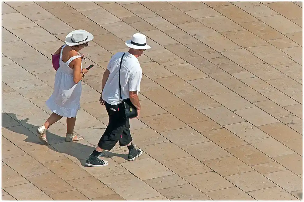 En avant - Nîmes Nimes Photo de rue en couleurs, couple marchant
