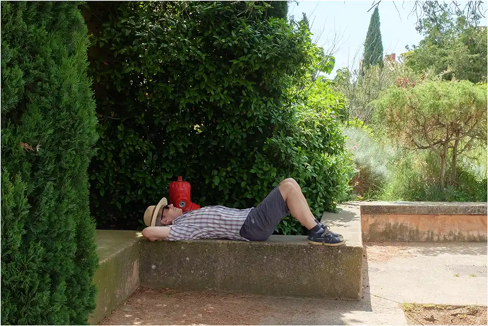 Ombre et lumières Baux de Provence Photo de rue couleur d'un touriste faisant la sieste à Roussillon.