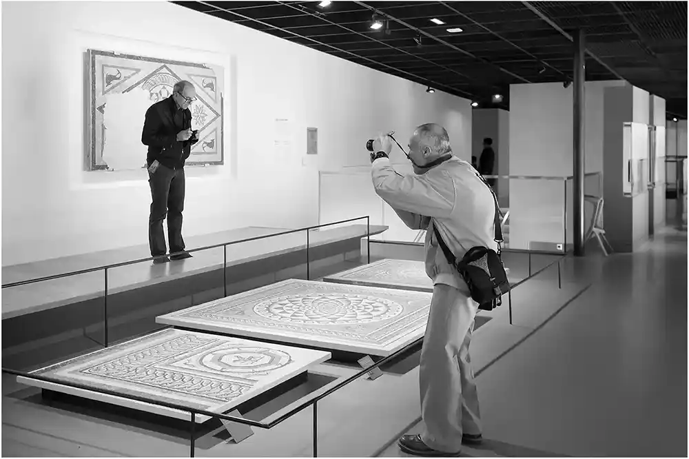 Photo de rue en noir et blanc -Musée Nîmes Une journée au musée Nîmes, photographe photographié