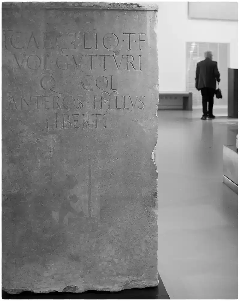 Musée, homme seul Photo en noir et blanc au musée