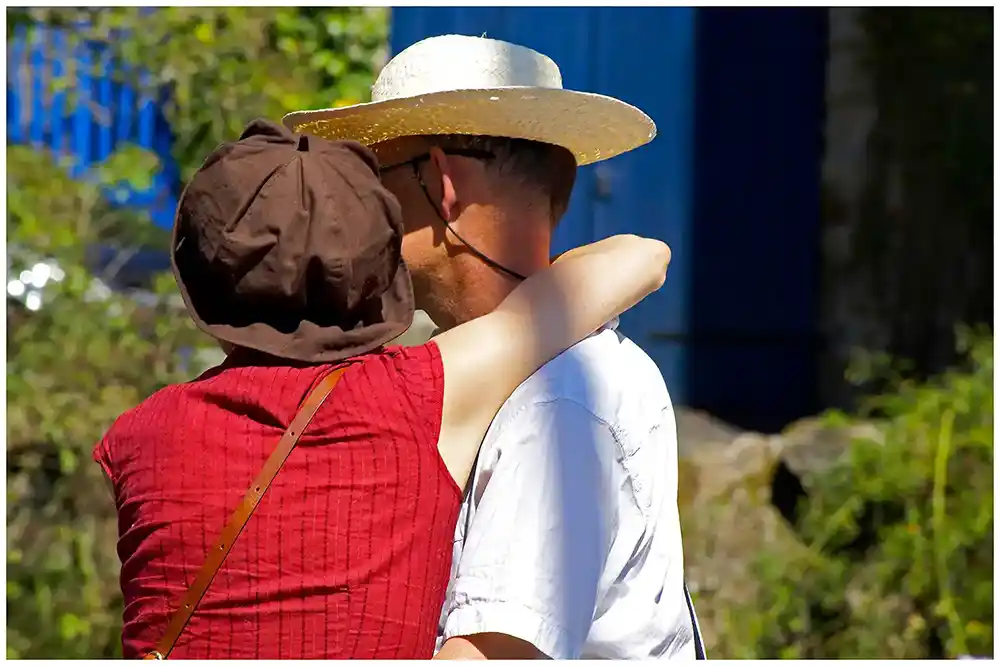Couple d'amoureux Pont Aven Photo de rue en couleur - Couple d'amoureux Pont Aven
