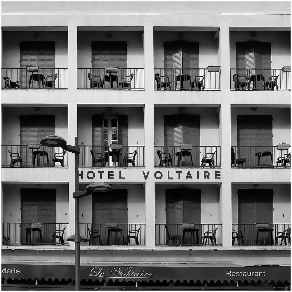 Hôtel Voltaire Hôtel Voltaire Photo de rue en noir et blanc d'un hôtel Arles
