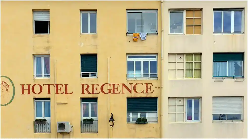 Brad Pitt 40% - Avignon - © 10/2019 Hôtel Régence coté pile