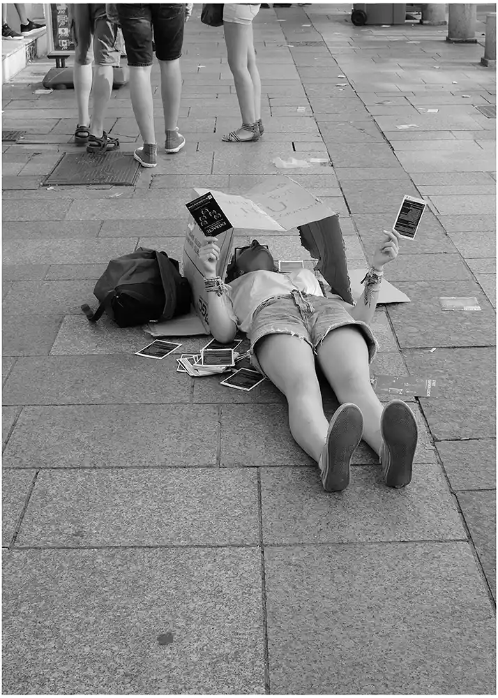 Photo de rue - Jeune femme Uzès Avignon_DDSCF4931B