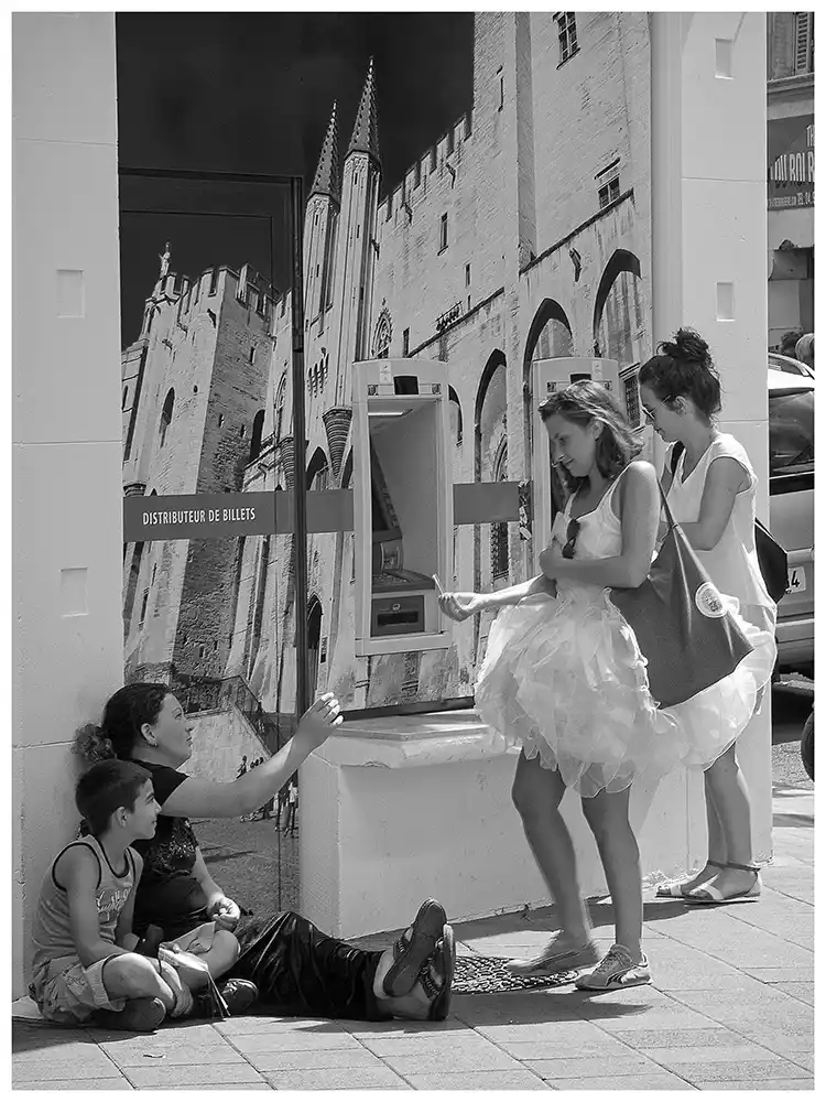 u distributeur de billets Festival d'Avignon - Au distributeur de billets