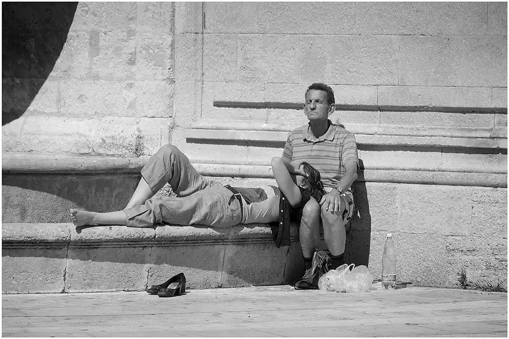 Au festival on se repose et on prend le soleil Couple se reposant au soleil - Festival d'Avignon