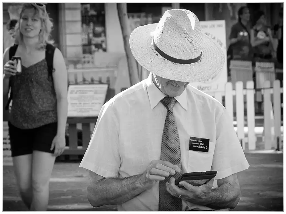 Prêcheur 2.0 photo de rue en noir et blanc pendant le festival d'Avignon Prêcheur 2.0