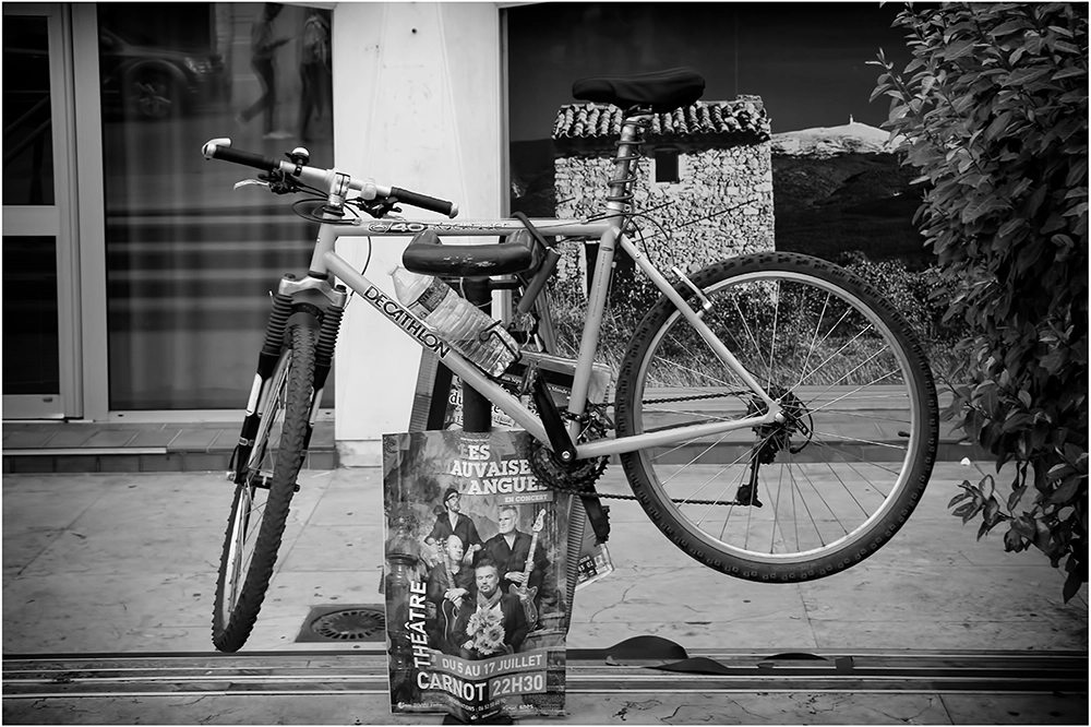 Les mauvaises langues Affiche et vélo - streetphotography en noir et blanc