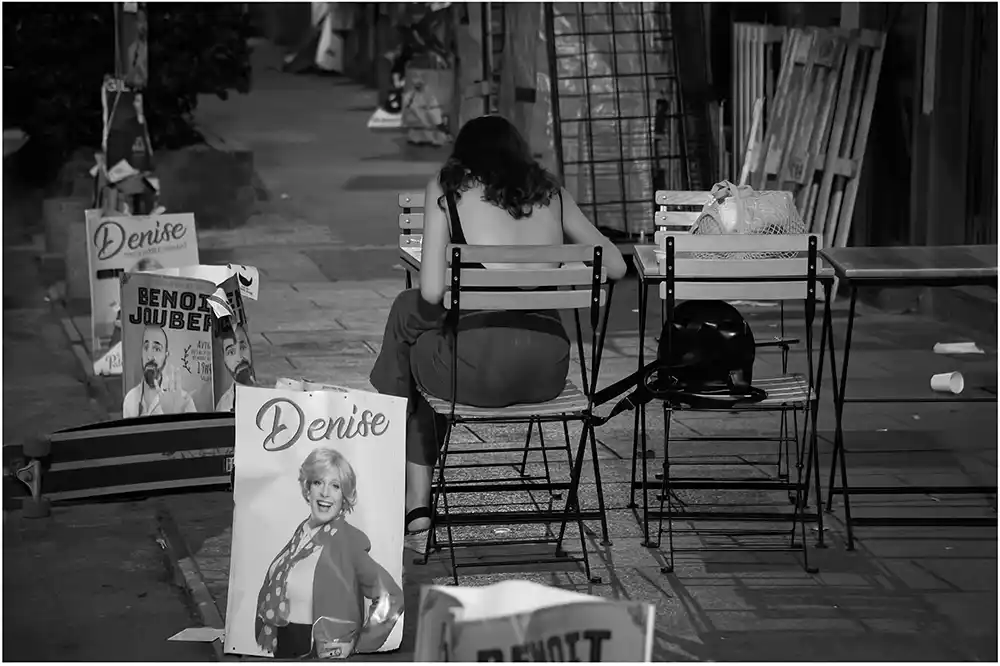Denise Jeune femme seule en terrassse