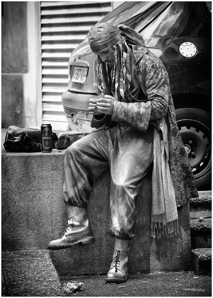 Pause cigarette - Festival d'Avignon Artiste de rue en pause. Festival d'Avignon