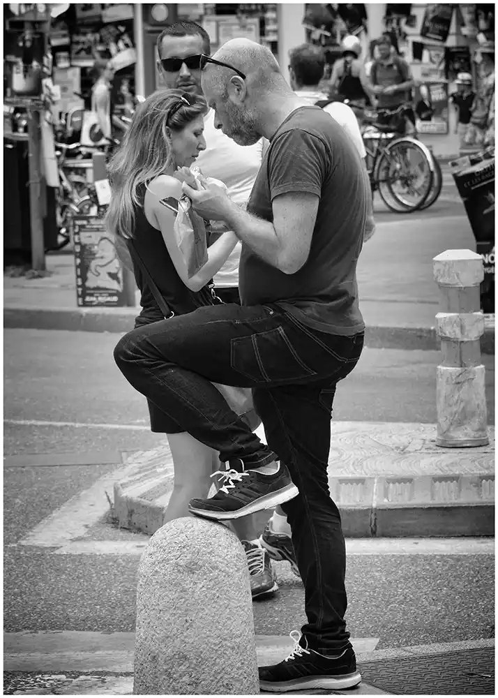 Touristes et smartphones Touristes et smartphones. Photo de rue en noir et blanc, festival d'Avignon