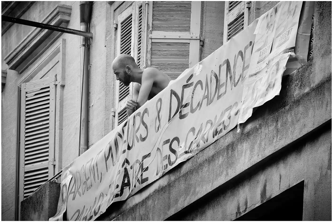 Argent pudeur et décadence Photo de rue festival d'Avignon homme à la fenêtre
