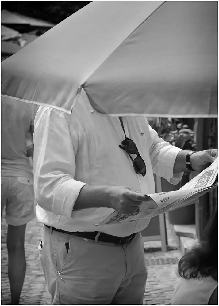 Festivaler au journal Festivalier lisant le journal pendant le festival d'Avignon