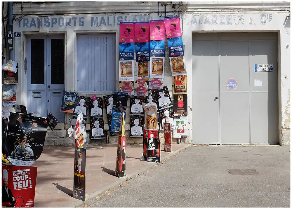 Transport marseillais Festival d'Avignon, photo de rue en courleur. Affiches et transport marseillais
