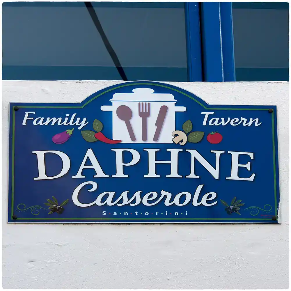 Daphné Casserole - © 06/2016 Enseigne de restaurant dans une île grecque.