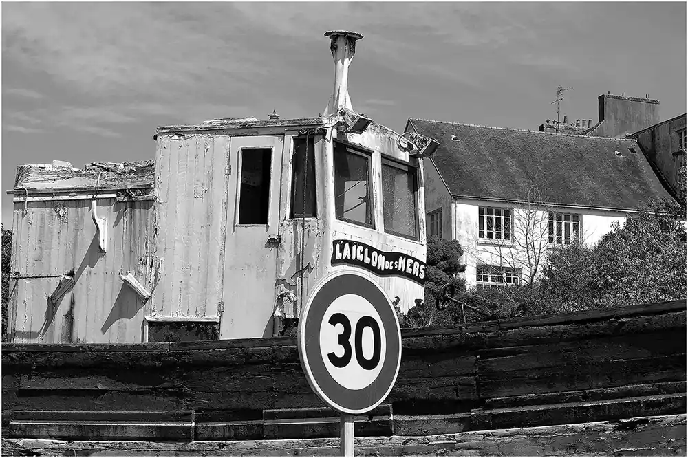 Photo de rue - Jeune femme Uzès Douarnenez limitation de vitesse