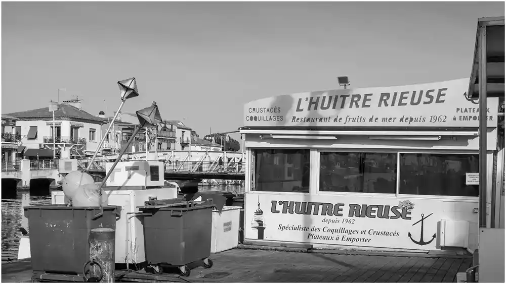 L'huitre rieuse L'huitre rieuse - Restaurant. Grau du roi, photo de rue en noir et blanc