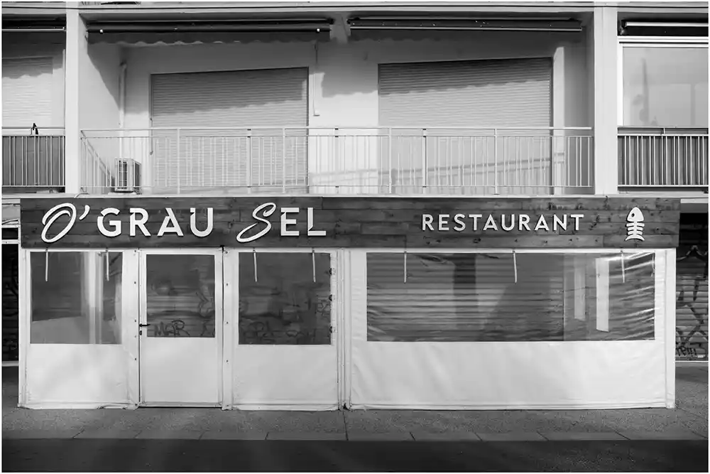 Photo de rue insolite en noir et blanc. Restaurant Grau du roi Grau Sel - Restaurant