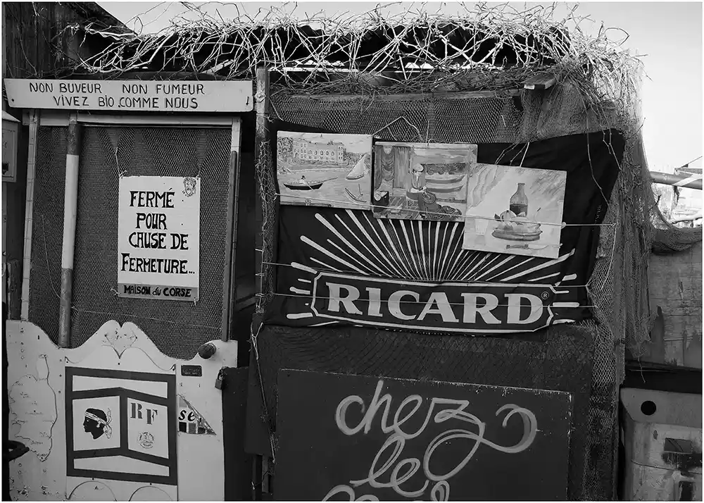 Photo de rue en noir et blanc - Sète Fermé pour cause de fermeture