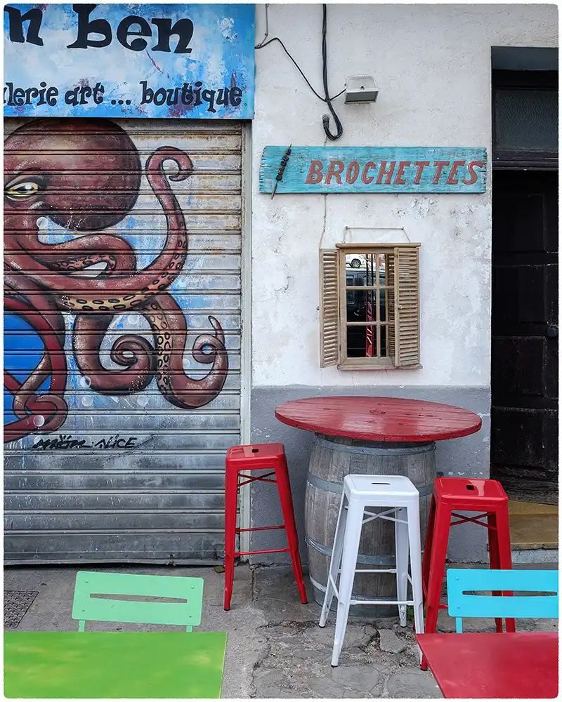 Tables rouge et tabouret et brochettes Photo de rue en couleur à Sète
