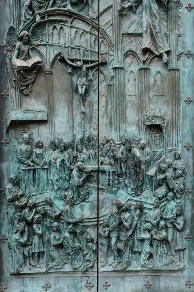Porte sculptée de la Cathédrale de Madrid