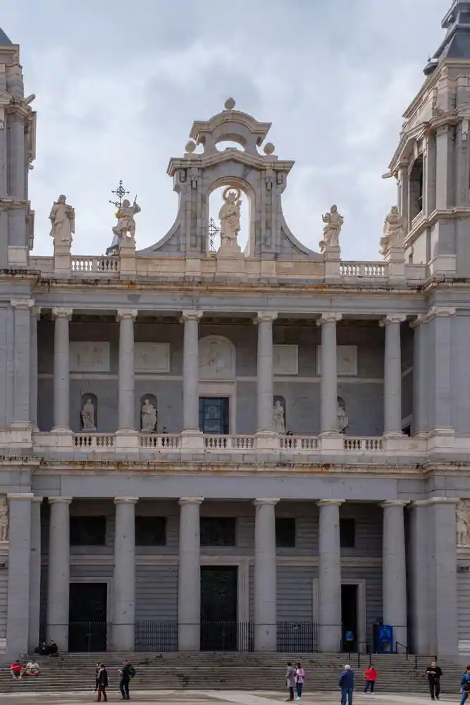 Vue arrière de la cathédrale de Madrid