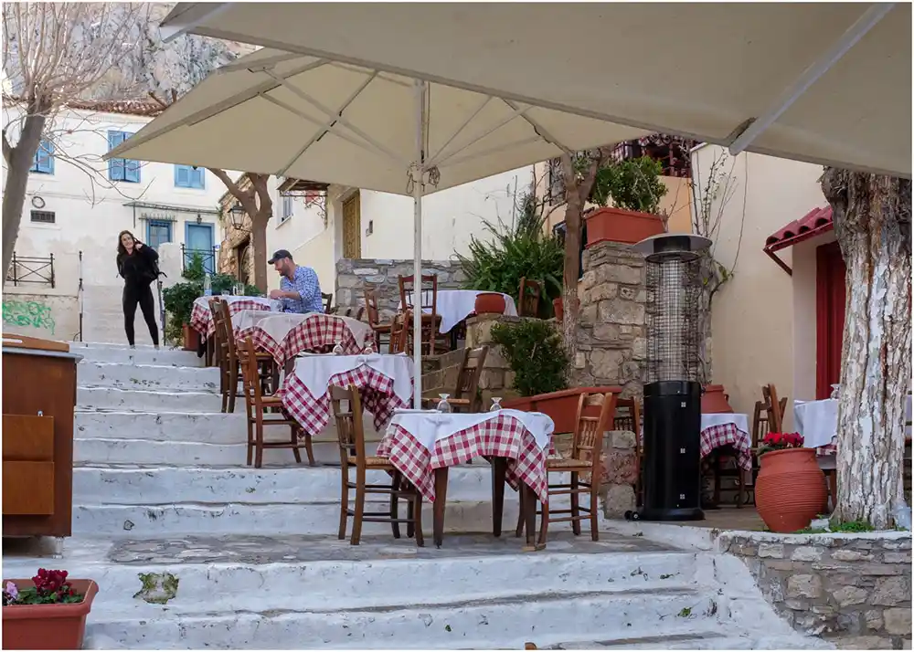 Quartier Plaka, terrasse de taverne sur des escaliers