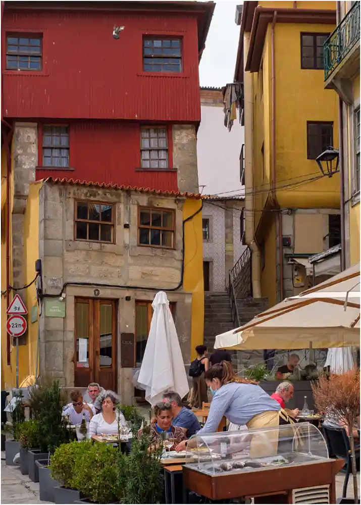 Restaurants et maisons colorés de la Ribeira
