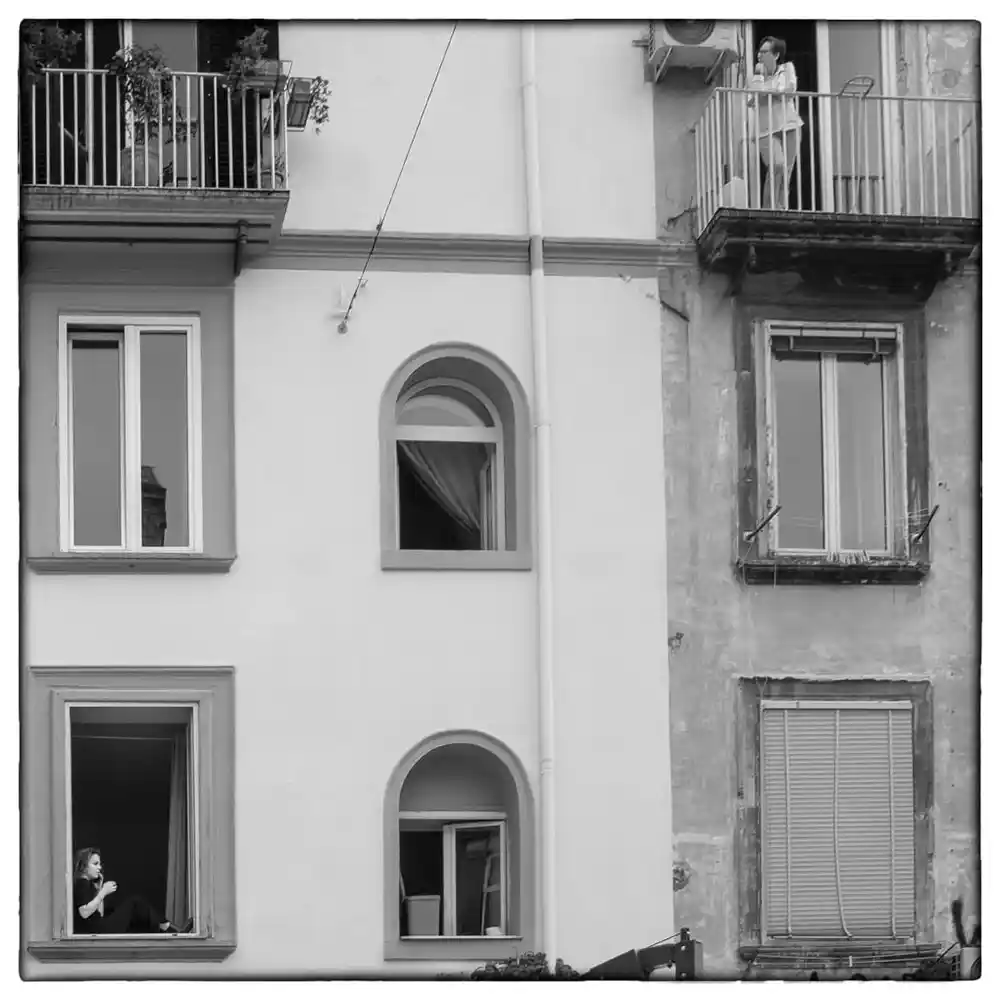 Quartier Bellini, femmes aux fenêtres