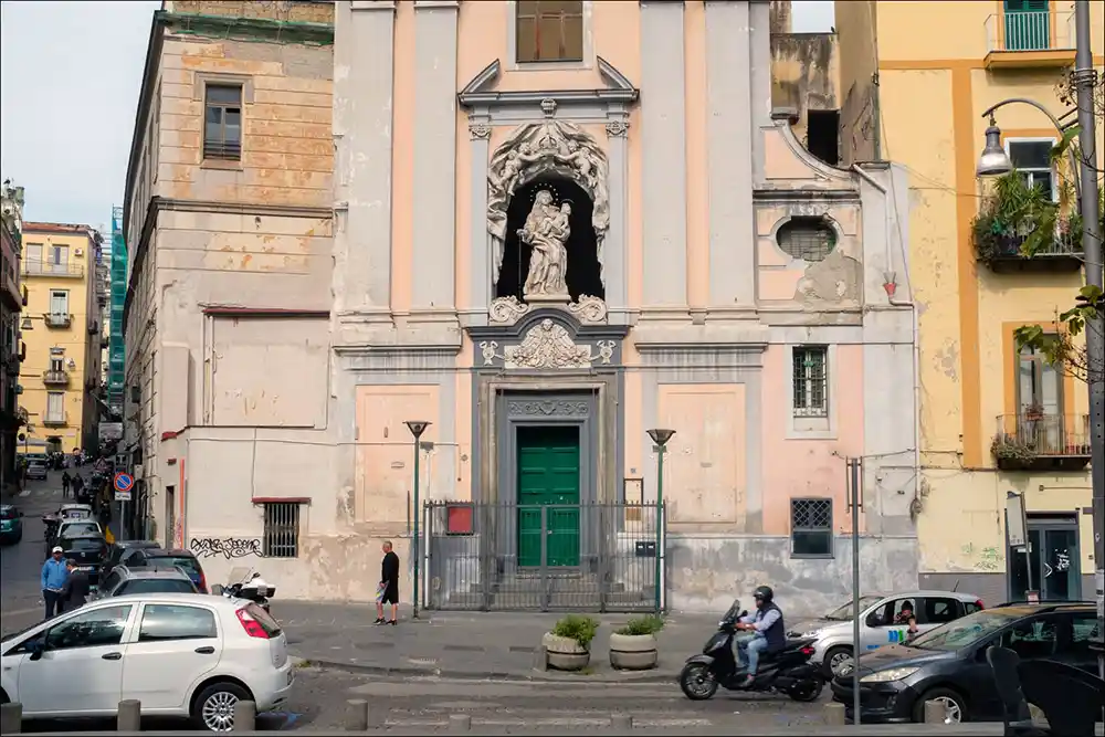 Eglise et  statue sur fond noir