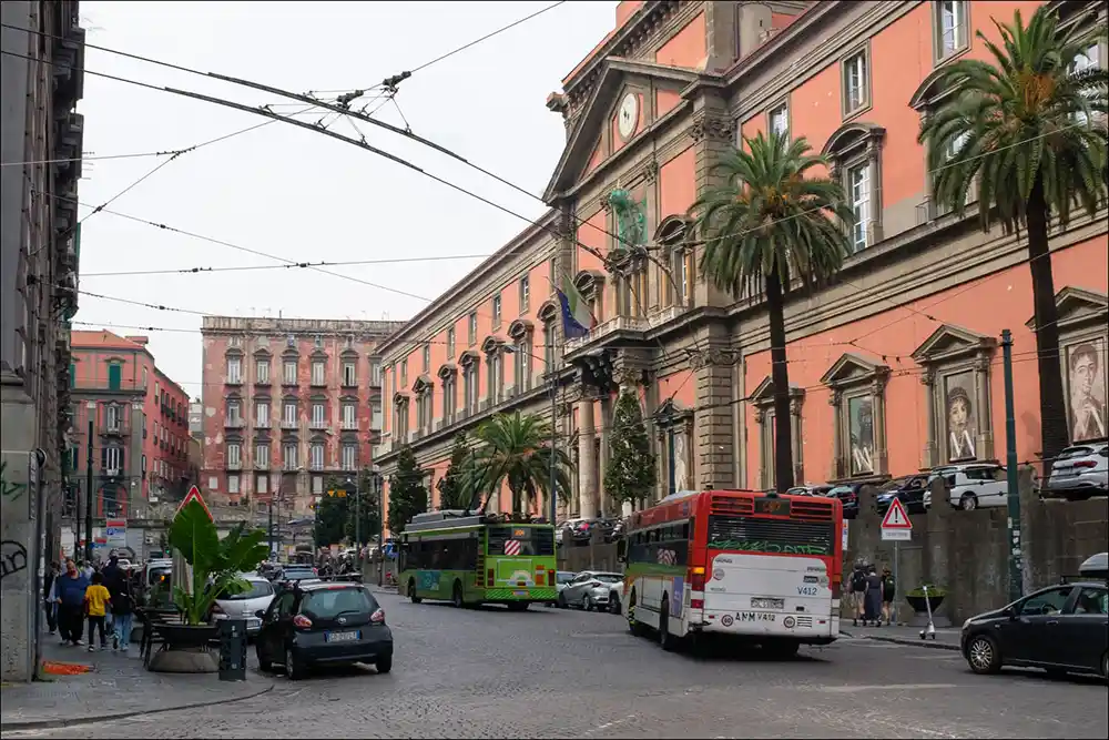 Entrée du musée d'archéologie de Naples
