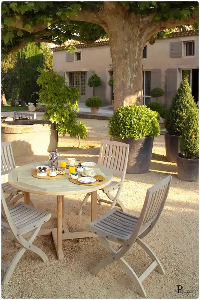 Ambiance jardin et petit déjeuner pour chambre d'hôte en Provence