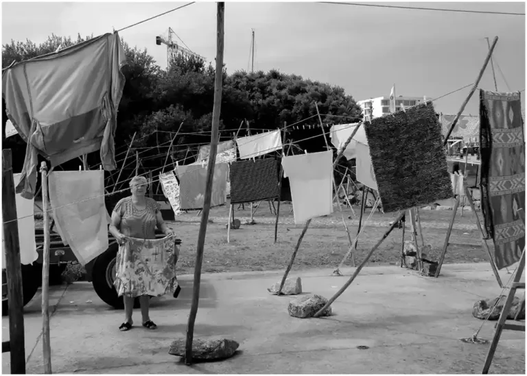 Femme étendant le linge – Afurada