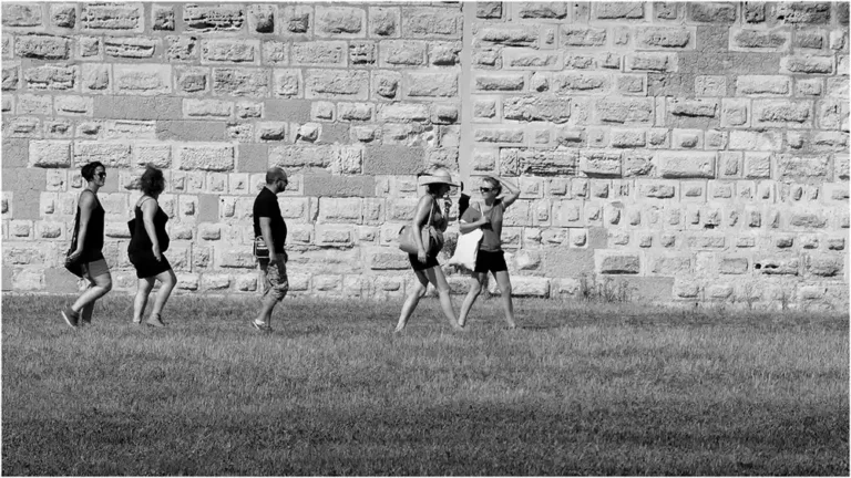 Groupe de touristes devant les remparts d'Aigues Morte.