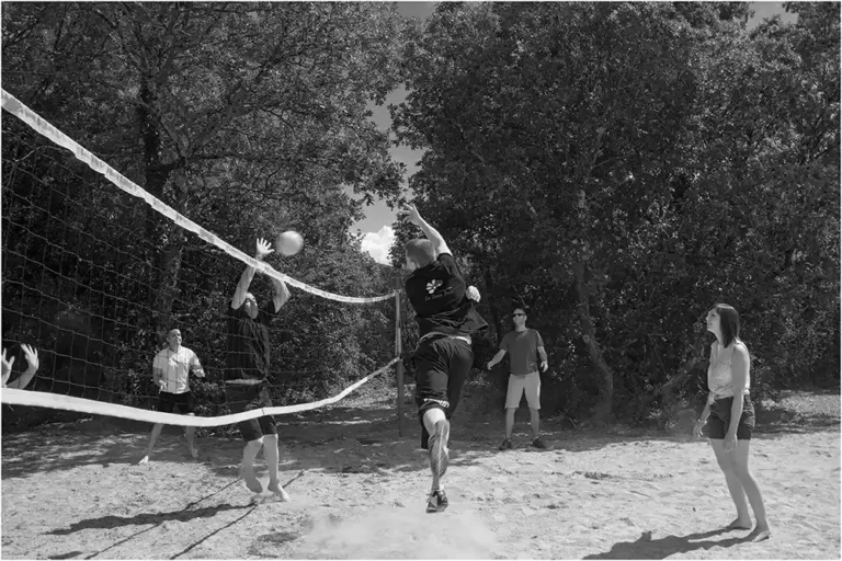 Match de volley au camping. Images tirées d'une reportage professionnel réalisé pour la compagnie des vacances. 