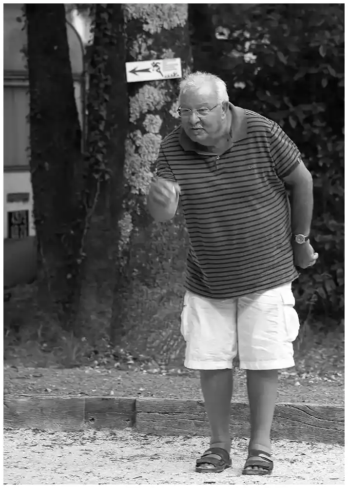 Joueur de boules au camping. Images tirées d'une reportage professionnel réalisé pour la compagnie des vacances. 