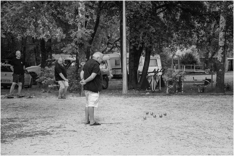Joueurs de boules au camping. Images tirées d'une reportage professionnel réalisé pour la compagnie des vacances. 