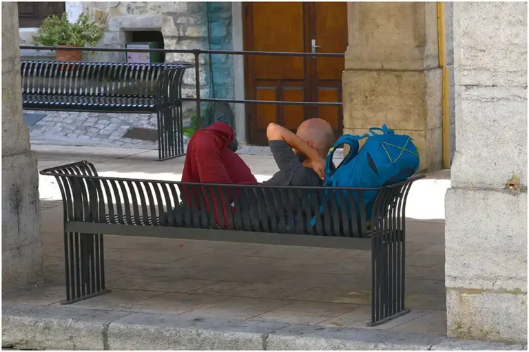 Vacancier se reposant sur un banc en Ardèche