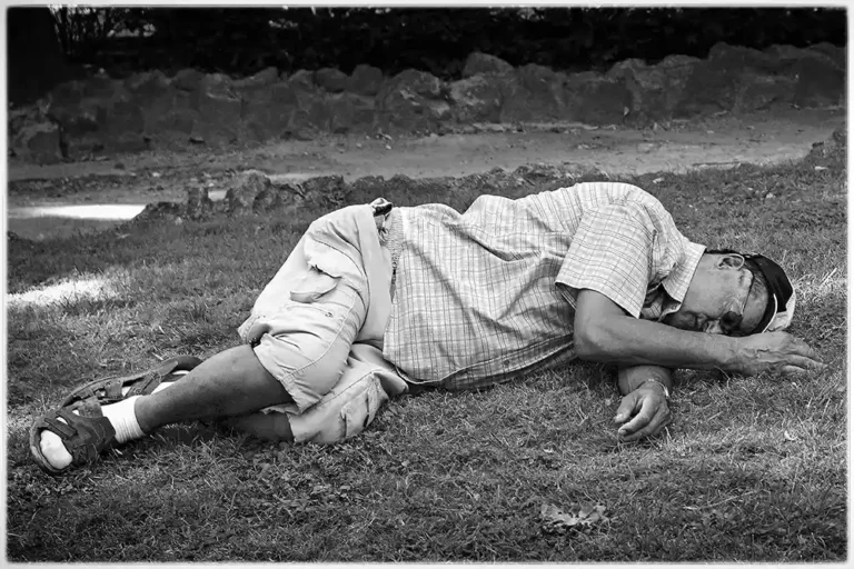 Touriste faisant une sieste dans un jardin public, Arles.