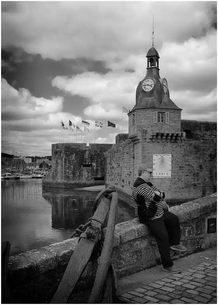 Touriste posant pour une photo souvenir à Concarneau, 