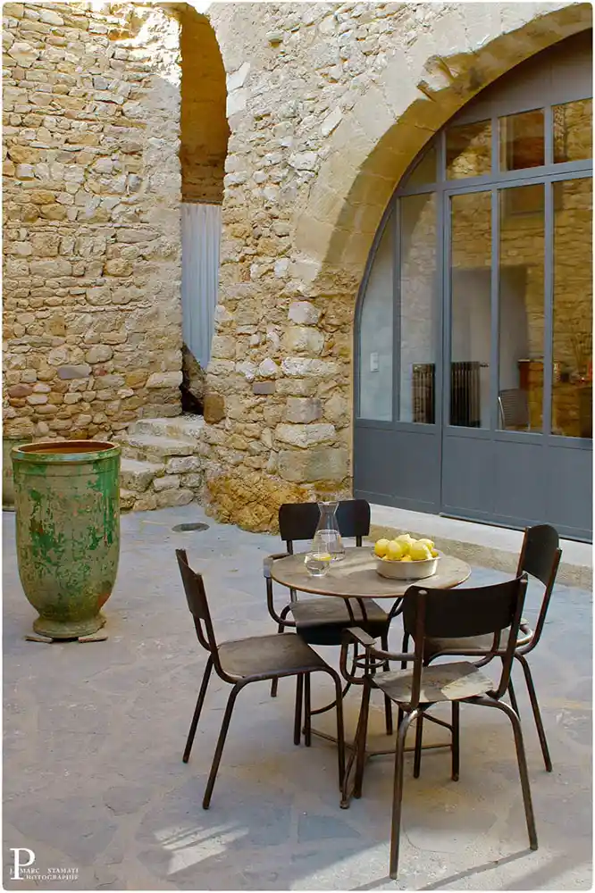 Ambiance déjeuner à l'extérieur dans petite cours intérieure.