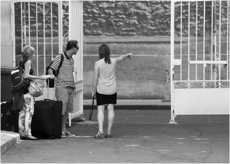 Couple sortant d'un hôtel - Avignon