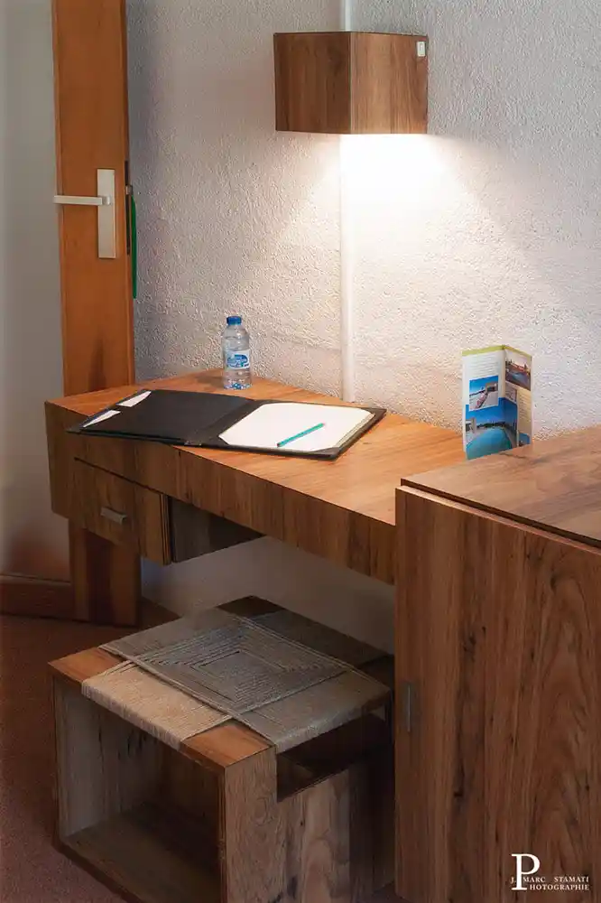 Reportage pour l'hôtel moderniste les Cabanettes. Architecte designer Armand Pellier. Détail chambre
