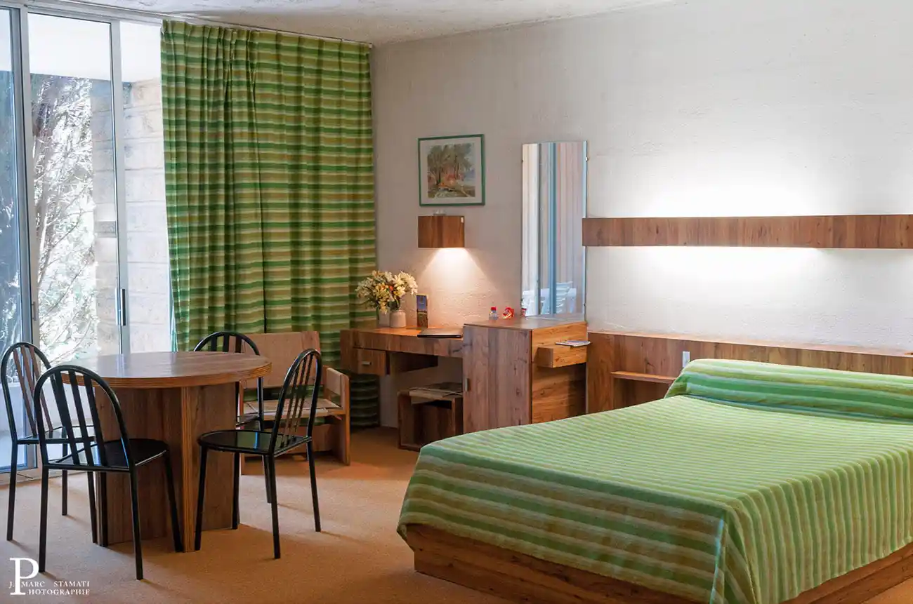 Reportage pour l'hôtel moderniste les Cabanettes. Architecte designer Armand Pellier. Détail chambre