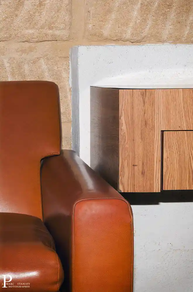 Reportage pour l'hôtel moderniste les Cabanettes. Détail mobilier. Architecte designer Armand Pellier