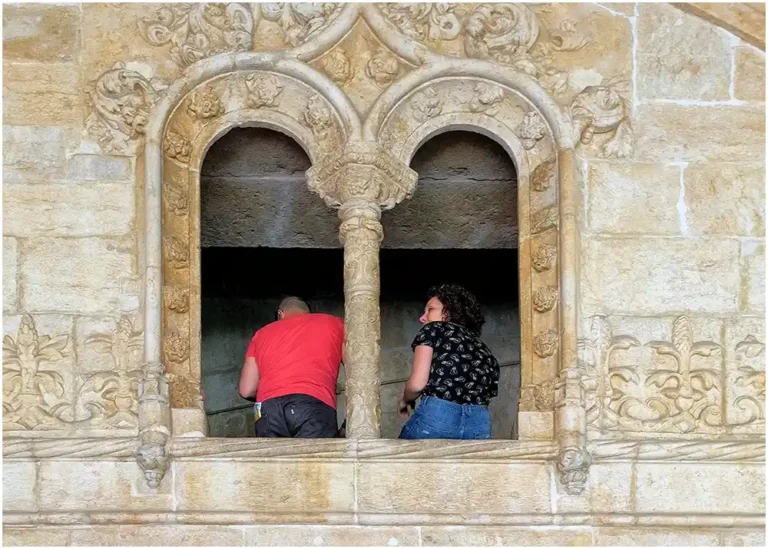 Alcazar – Couple en rouge et noir