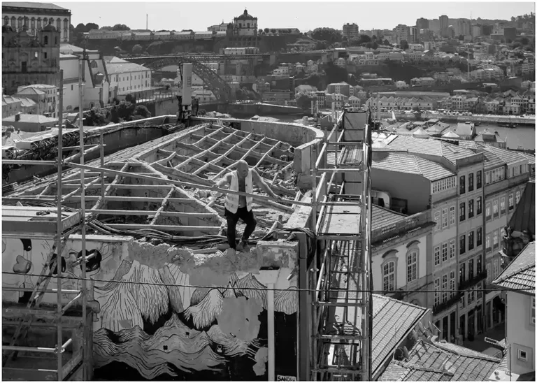 Ouvrier sur une charpente -Porto