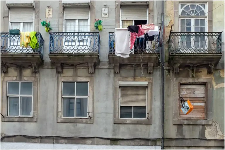 Linge et panier aux fenêtres –  Porto